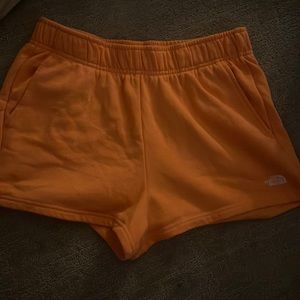Orange North Face shorta
